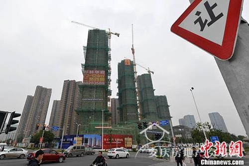 资料图：售楼人员向顾客介绍楼盘。 中新网记者 金硕 摄