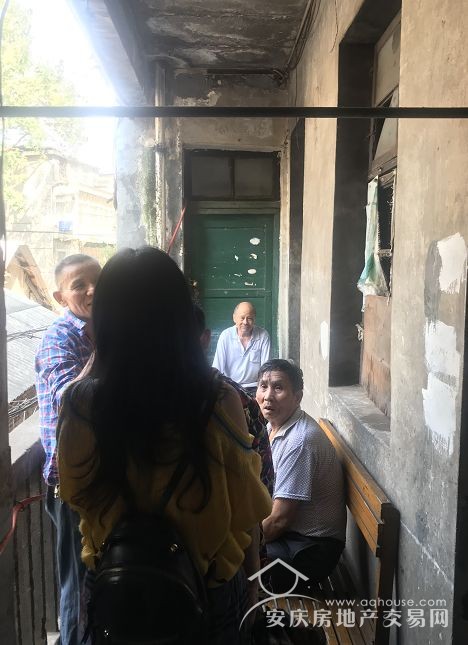 （老人们在二楼的老人理发店门口等候，樱桃大房子摄）