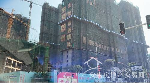 二手房市场，樱桃也跑了一下，因为雨湖区算老城区，楼梯房特别多，所以品质电梯小区的价格和楼梯房还是相差挺大的，很多2010年盖的房子还是楼梯房，这在一二线城市几乎不太可能了，而且楼梯房三楼以下和五六楼市场完全是天壤之别，所以价格也便宜。